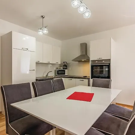 Three-bedroom In Apartamento