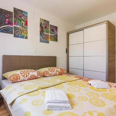 Apartamento Three-bedroom In *
