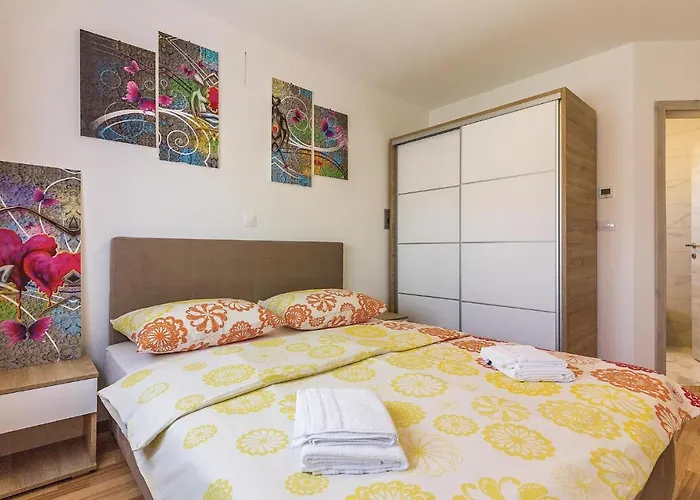 Appartement Three-bedroom In *